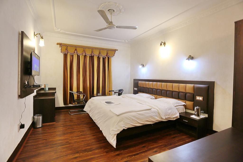 Hotel Ibni Kabeer Srinagar  Ngoại thất bức ảnh