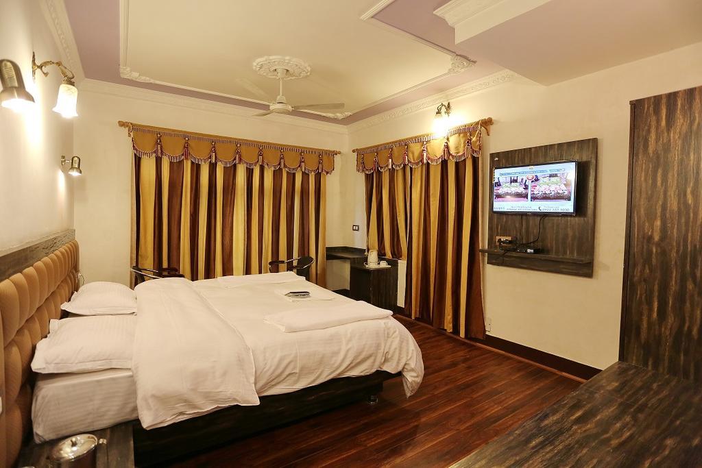 Hotel Ibni Kabeer Srinagar  Ngoại thất bức ảnh