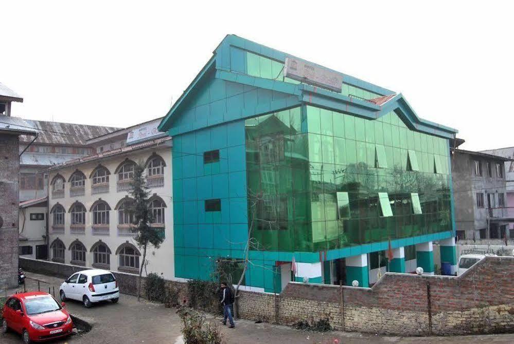 Hotel Ibni Kabeer Srinagar  Ngoại thất bức ảnh