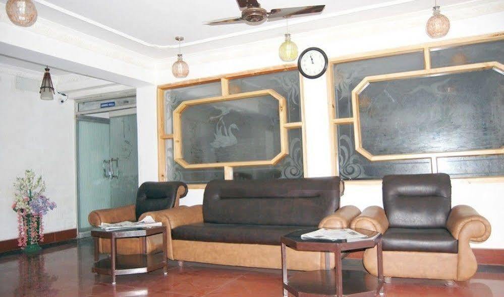 Hotel Ibni Kabeer Srinagar  Ngoại thất bức ảnh