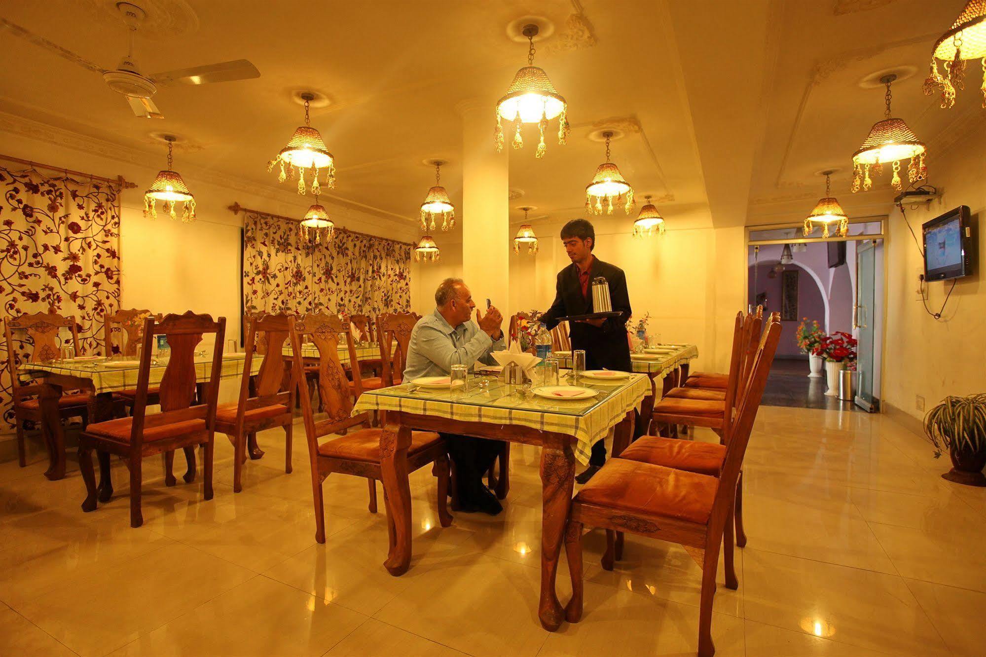 Hotel Ibni Kabeer Srinagar  Ngoại thất bức ảnh