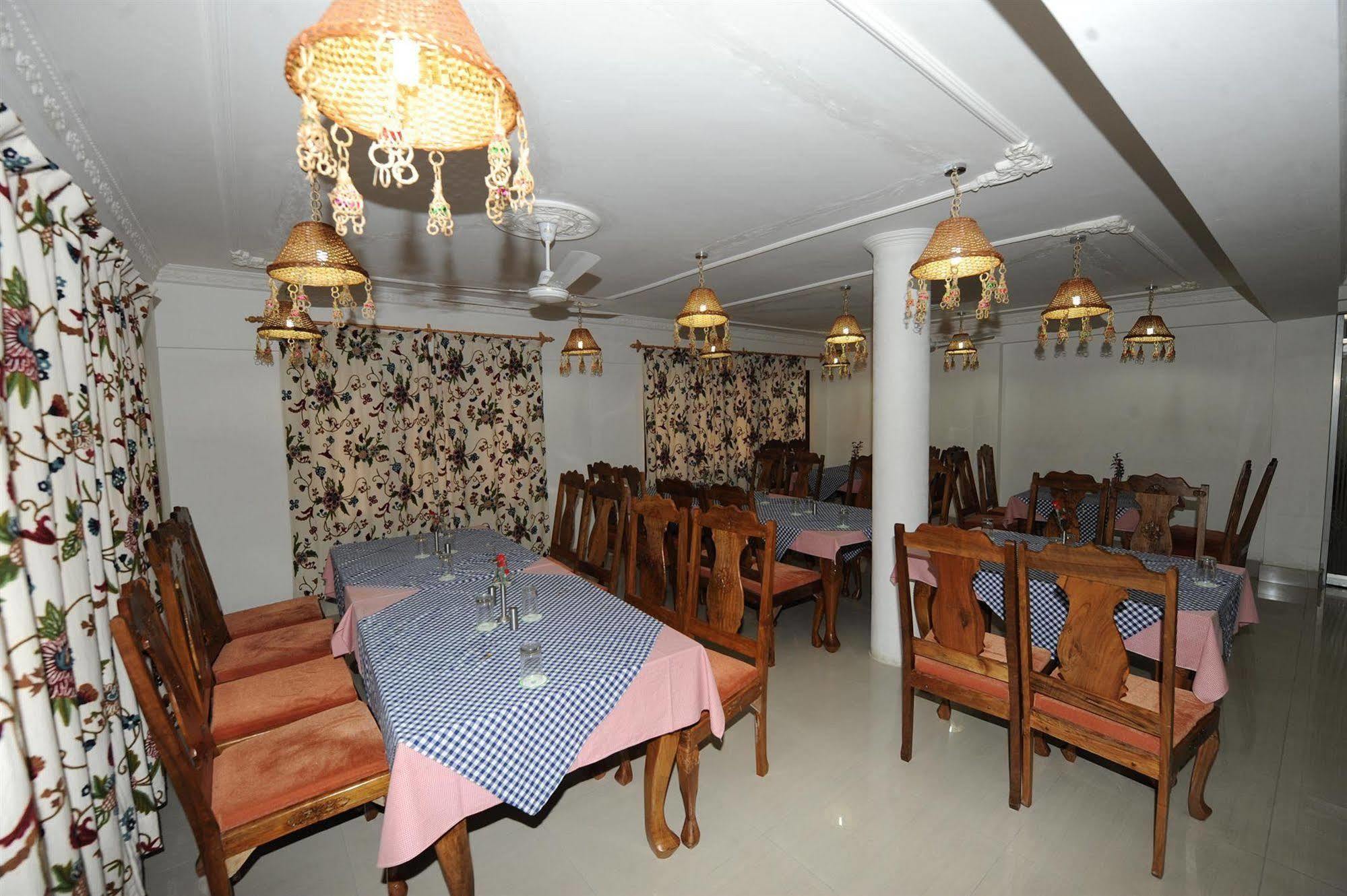 Hotel Ibni Kabeer Srinagar  Ngoại thất bức ảnh