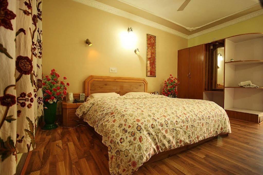 Hotel Ibni Kabeer Srinagar  Ngoại thất bức ảnh