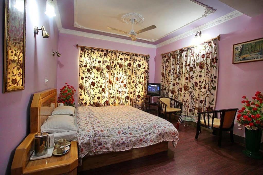 Hotel Ibni Kabeer Srinagar  Ngoại thất bức ảnh