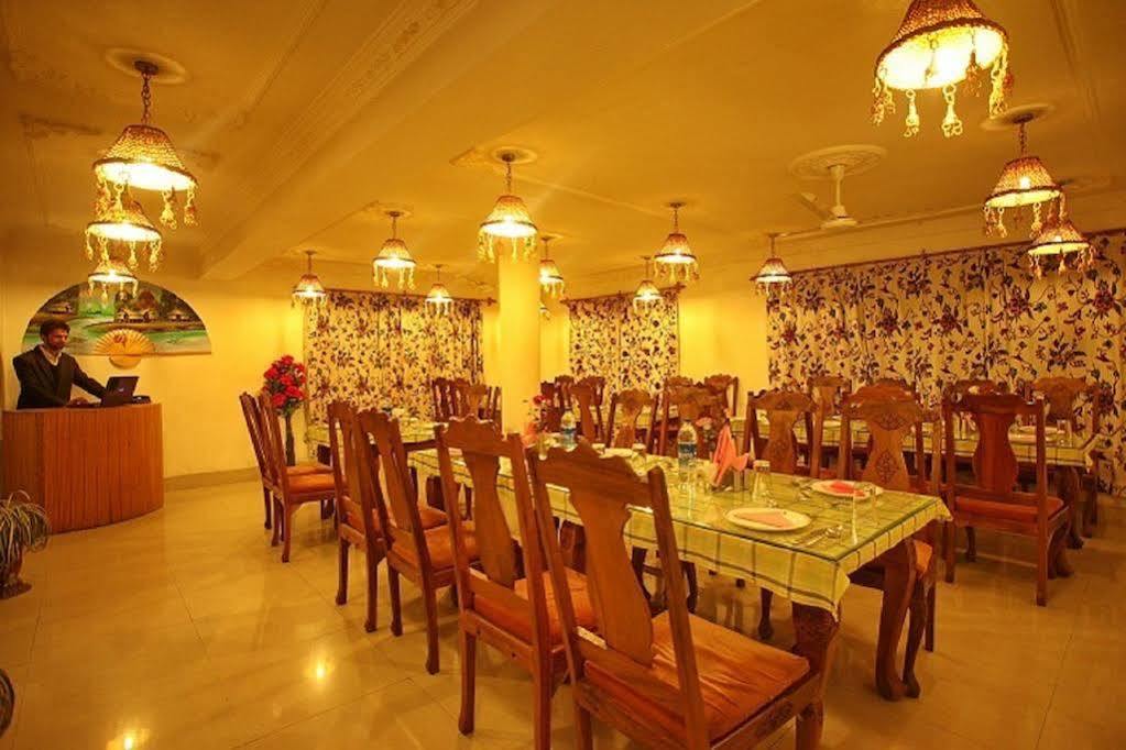 Hotel Ibni Kabeer Srinagar  Ngoại thất bức ảnh