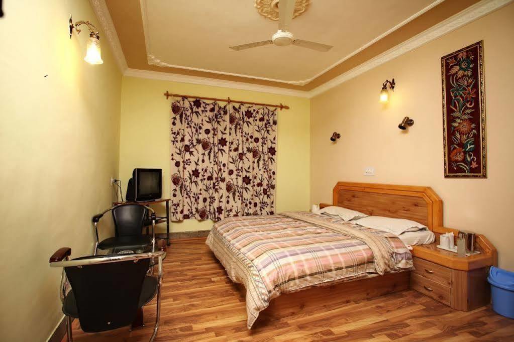 Hotel Ibni Kabeer Srinagar  Ngoại thất bức ảnh